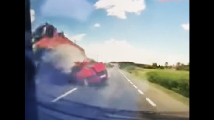 Egy pillanatra kalandozott el a vezető, brutálisan vágódott neki a kamionnak – videó