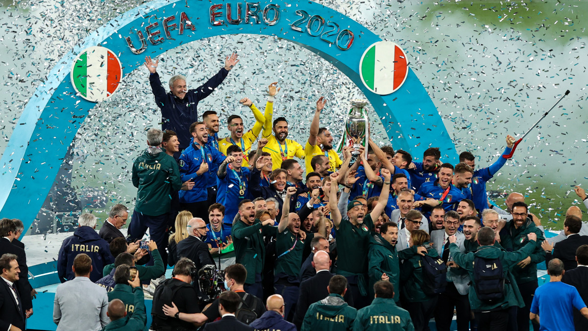 12 July 2021, United Kingdom, London: Football: European Championship, Italy - England, final round, final at Wembley Stadium. Italys players cheer with the trophy after the match. Photo: Christian Charisius/dpa (Photo by Christian Charisius/picture alliance via Getty Images)