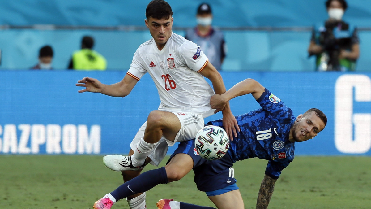 A szlovák Lukas Haraslin (j) és a spanyol Pedri a koronavírus-járvány miatt 2021-re halasztott 2020-as labdarúgó Európa-bajnokság E csoportjának harmadik fordulójában játszott Szlovákia-Spanyolország mérkőzésen Sevillában 2021. június 23-án.