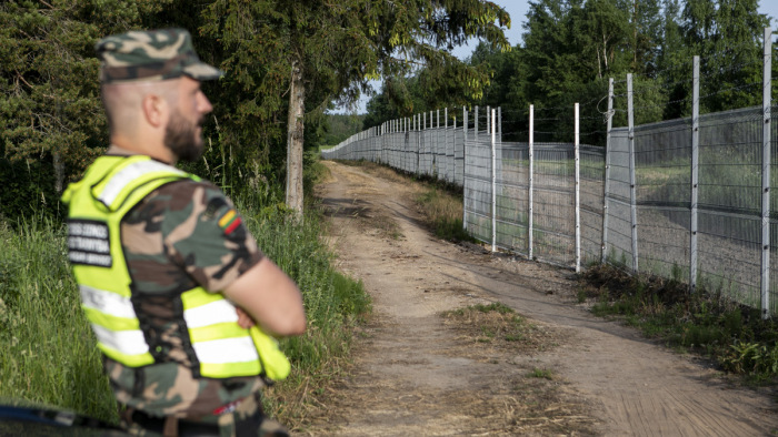 Robban a menekültbomba: újabb segélykiáltás Litvániából