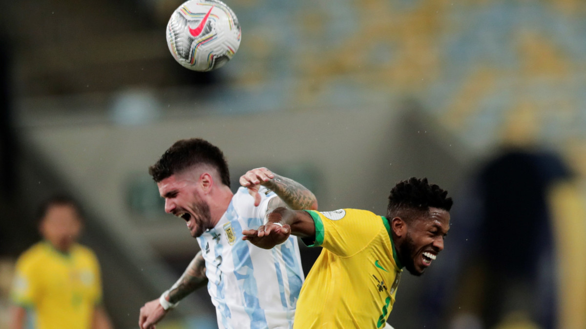 Az argentin Rodrigo de Paul (b) és a brazil Fred a Copa America dél-amerikai labdarúgó-bajnokság döntőjében a Rio de Janeiró-i Maracana Stadionban 2021. július 10-én. Az argentin válogatott 1-0-ra győzött Brazília ellen.