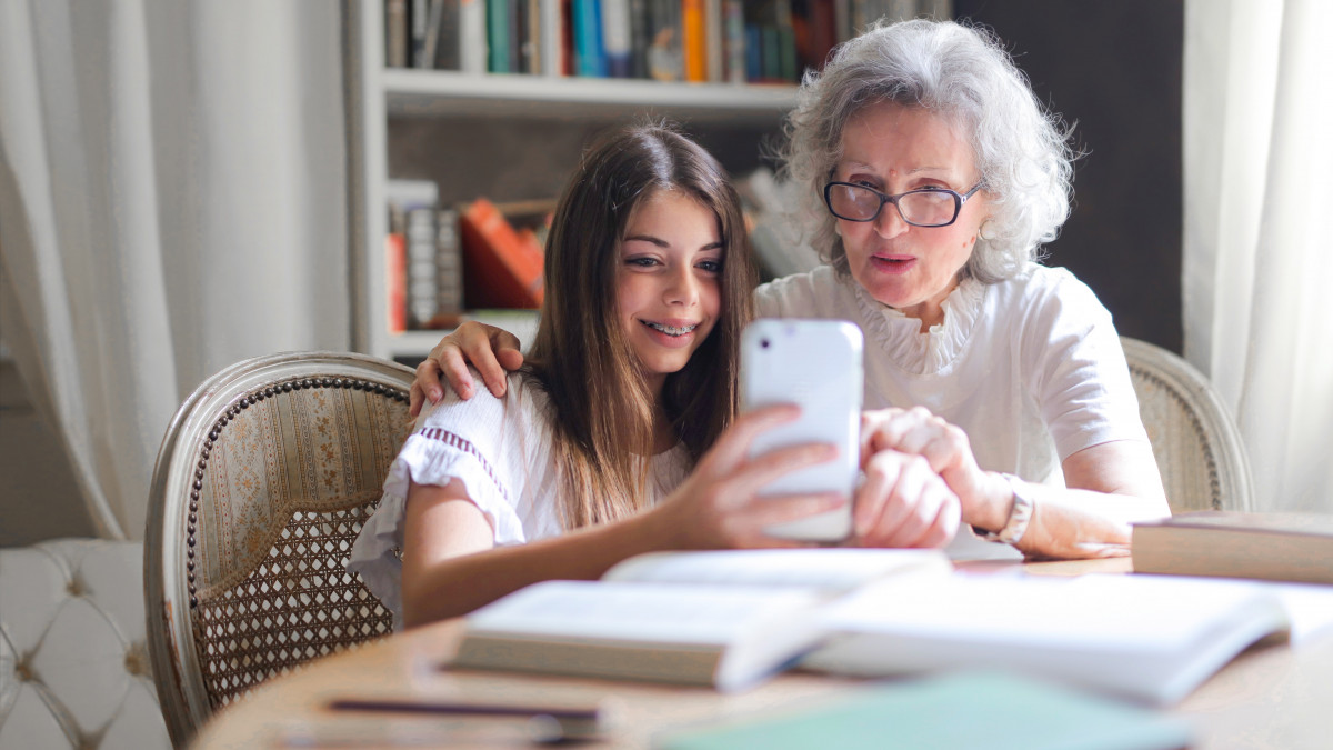 Digitális szakadék: a nagyszülőket nyitottságra, az unokákat türelemre biztatja a szakértő