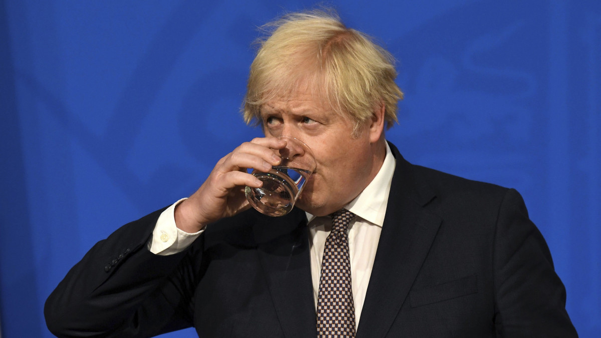 Boris Johnson brit miniszterelnök vizet iszik a londoni kormányfői rezidencián, a Downing Street 10-ben tartott sajtótájékoztatón 2021. július 5-én. Johnson bejelentette, hogy két hét múlva feloldják a koronavírus-járvány terjedésének megfékezésére elrendelt, még érvényben lévő utolsó jogi korlátozások nagy többségét.
