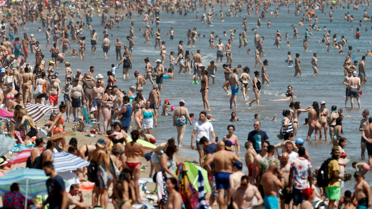 Strandolók Valencia Malvarrosa nevű tengerparti strandján 2021, július 4-én. Az előrejelzések szerint ezen a napon a 41 Celsius fokot is elérheti a hőmérséklet az országban.