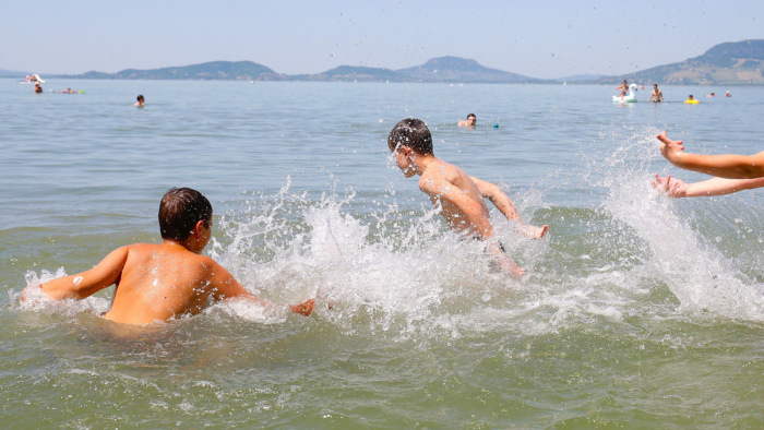 Majdnem annyi ingyenes strand van a Balatonnál, mint fizetős