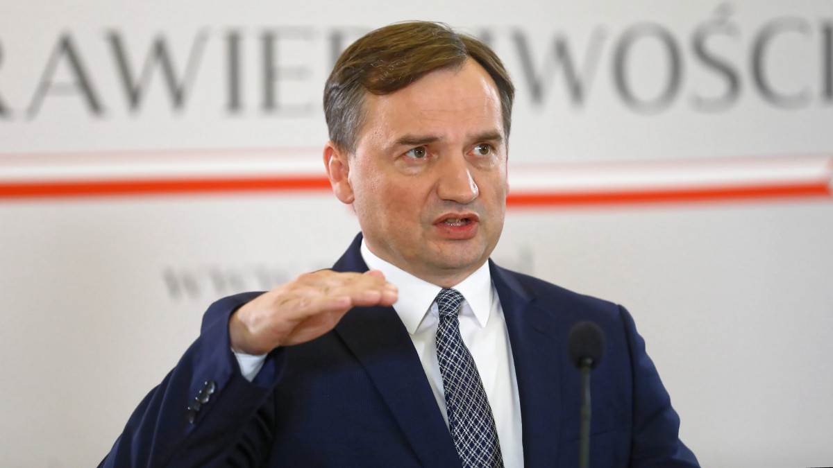 Zbigniew Ziobro lengyel igazságügyi miniszter az isztambuli egyezmény tervezett felmondásáról tartott varsói sajtóértekezleten 2020. július 25-én. A minisztérium szorgalmazza az Európa Tanács isztambuli egyezményének Lengyelország részéről történő felmondását, mert álláspontja szerint az a nők védelmének ürügyén keresztényellenes, emellett a lengyel alkotmánynak ellentmondó előírásokat tartalmaz.