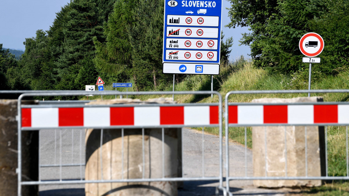 Kerítéssel zárták le a lengyelországi Radoszyce és szlovákiai Palota közötti határátkelőt 2021. július 6-án. Miután Szlovákiában elkezdett nőni a koronavírus delta variánsával megfertőződött emberek száma, a lengyel hatóságok lezártak több kisebb határátkelőt.