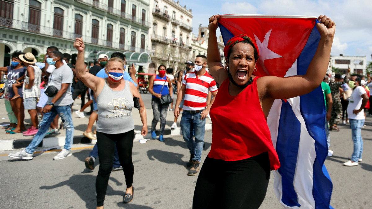 Kormánybarát tüntetők Havannában 2021. július 11-én. A kormánnyal szimpatizáló tüntetők azután tartottak demonstrációt, hogy több kubai városban is kormányellenes tüntetések voltak, hasonló volumenű demonstrációkra évtizedek óta nem volt példa a karibi szigetországban.