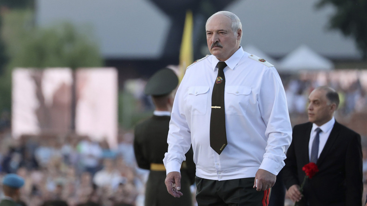 Aljakszandr Lukasenka fehérorosz elnök részt vesz a náci Németország Szovjetunió elleni hadművelete kezdetének 80. évfordulója alkalmából rendezett ünnepségen a Fehéroroszország dél-nyugati részén fekvő breszti erődnél 2021. június 22-én.