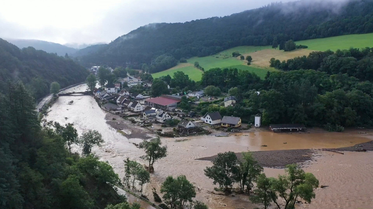 Drónnal készített légi felvétel a megáradt Ahr folyóról a Rajna-vidék-Pfalz szövetségi tartományban fekvő Schuld településen 2021. július 15-én. A heves esőzés és árvíz miatt összeomlott több ház, legkevesebb nyolc ember életét vesztette, nagyjából harminc ember hollétéről nem tudni.