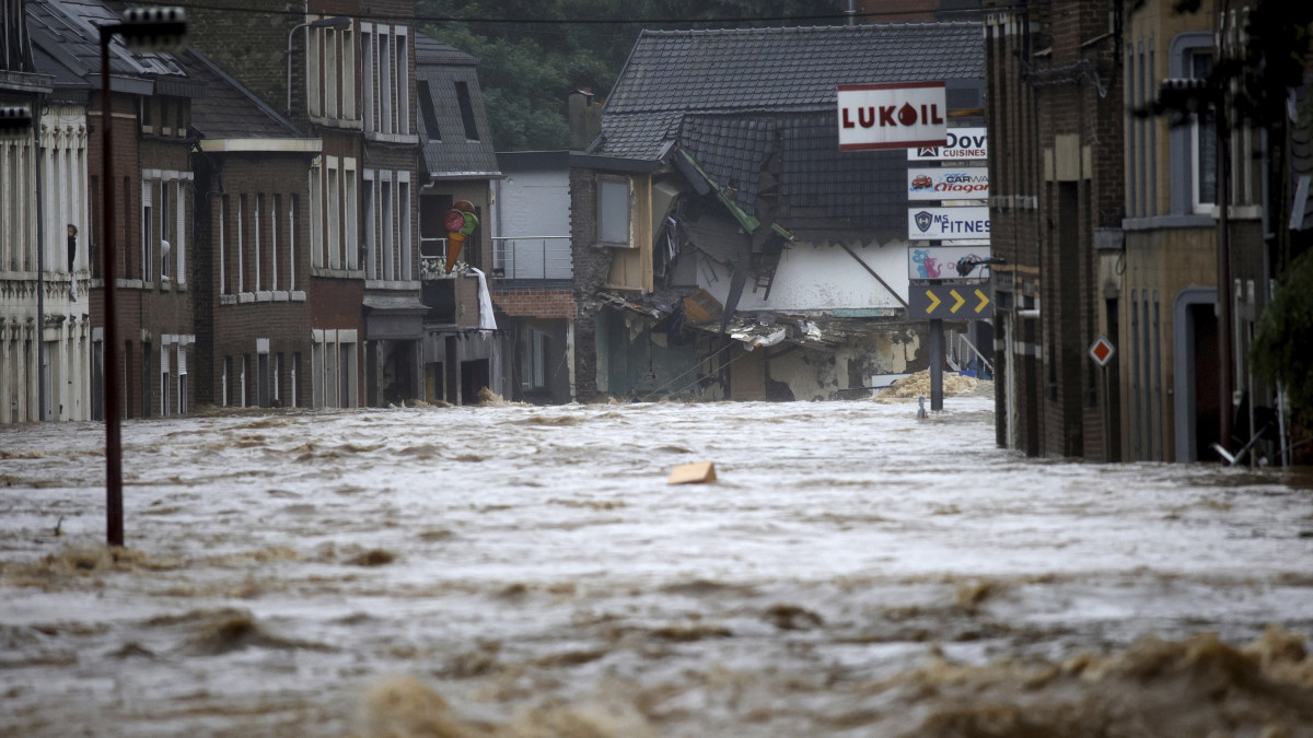 Vízzel elárasztott utca Pepinsterben 2021. július 15-én. Belgium több megyéjében is heves esőzések okoztak árvizeket.