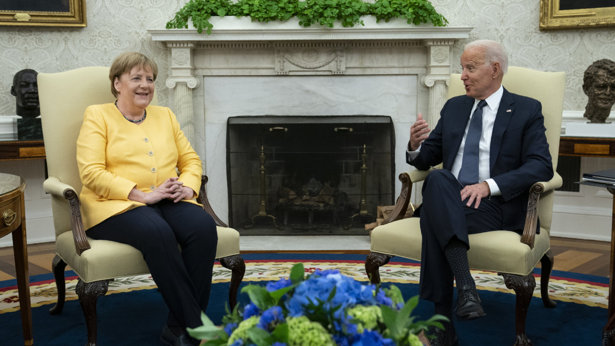 Joe Biden amerikai elnök (j) fogadja Angela Merkel német kancellárt a washingtoni Fehér Ház Ovális irodájában 2021. július 15-én.