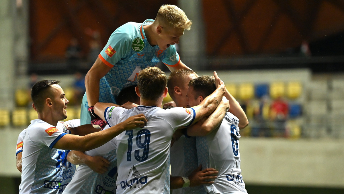 A Puskás Akadémia játékosai örülnek a második góljuknak a labdarúgó Konferencia Liga selejtezőjében játszott Puskás Akadémia FC - Inter Turku mérkőzésen a felcsúti Pancho Arénában 2021. július 15-én.