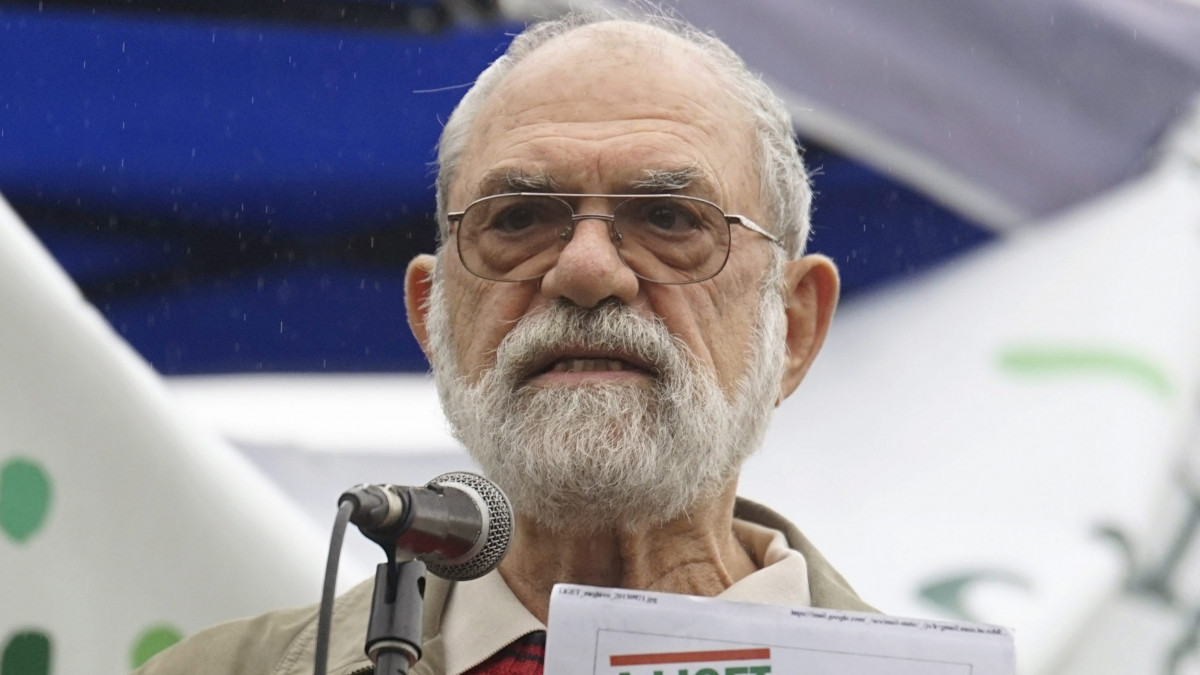Ráday Mihály városvédő a Civilzugló Egyesület Nem kellenek monstrumok a Ligetbe! címmel megrendezett vonulásos demonstrációján a Városligetben 2015. szeptember 26-án.