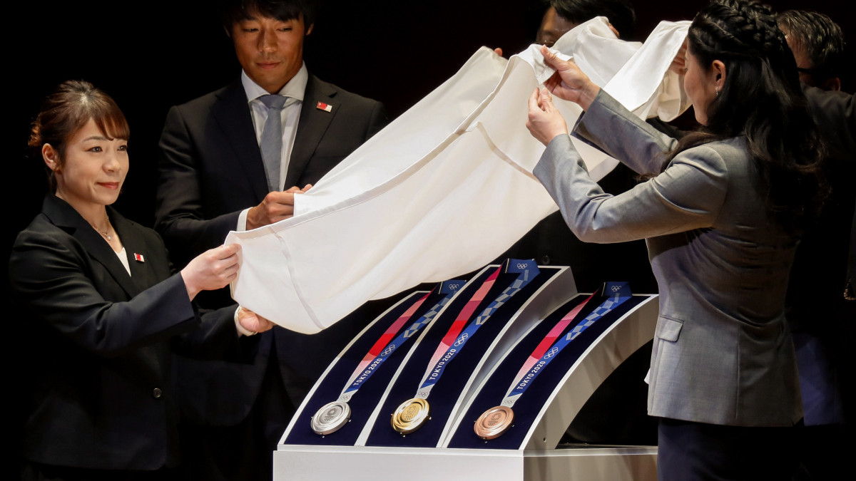 Bemutatják az egy év múlva kezdődő 2020-as tokiói nyári olimpia ezüst-, arany-, és bronzérmeit (b-j) Tokióban 2019. július 24-én. A tokiói nyári olimpiai játékokat 2020. július 24. és augusztus 9. között rendezik.