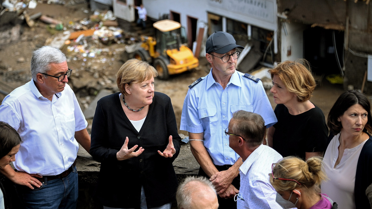 Angela Merkel kancellár (b2) és Malu Dreyer, Rajna-vidék-Pfalz miniszterelnöke (j2) látogatást tesz az árvíz sújtotta Schuldban 2021. július 18-án. Tovább nőtt az áradások halálos áldozatainak száma Németország nyugati részén, eddig több mint 150-en vesztették életüket országszerte az árvizekben, beleértve a szomszédos Észak-Rajna-Vesztfáliából jelentett 45 áldozatot is.