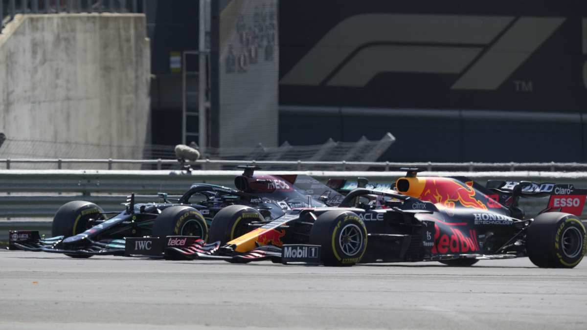 Lewis Hamilton, a Mercedes brit versenyzője (b) és Max Verstappen, a Red Bull holland versenyzője a Forma-1-es autós gyorsasági világbajnokság Brit Nagydíjának rajtja után a silverstone-i pályán 2021. július 18-án.