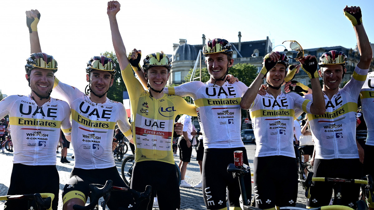 Az összetettben győztes szlovén Tadej Pogacar, az UAE-Team Emirates versenyzője (b3) ünnepel csapattársaival a 108. Tour de France profi országúti kerékpáros körverseny 21. (utolsó), Chatou és Párizs közötti 108,4 kilométeres szakasza után 2021. július 18-án.