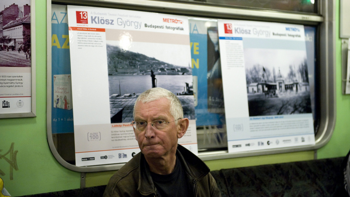 Lugosi Lugo László fotóművész a 100 éve elhunyt Klösz György Budapest-fotográfus tiszteletére, egy metrószerelvényben rendezett kiállításon, amely a Budapesti Tavaszi Fesztivál keretében nyílt az M2 Metró Stadionok állomásán 2013. március 12-én.