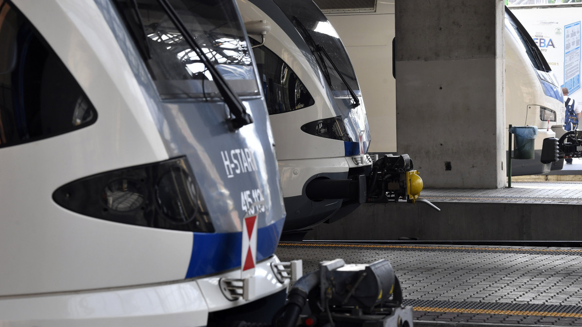 Szobra és Vácra induló vonatok a Nyugati pályaudvaron 2021. július 18-án. A megszokotthoz képest kevesebb vonatot tud fogadni a Nyugati pályaudvar július 18-án reggeltől, mert a pályaudvaron több munkálatot nem fejezett be időre a kivitelező - közölte a Mávinform az MTI-vel. A végleges átadásig kisebb kapacitással működik a pályaudvar, a vonatforgalmat korlátozták a munkálatok mielőbbi befejezéséért.