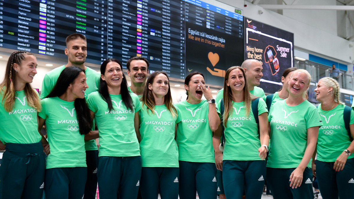 A tokiói nyári olimpiára induló magyar csapat tagjai a Budapest Liszt Ferenc Nemzetközi Repülőtéren 2021. július 19-én. A világméretű koronavírus-járvány miatt 2021-re halasztott 2020-as tokiói olimpia július 23-án kezdődik, amelyen hazánkat 173 fős csapat képviseli.