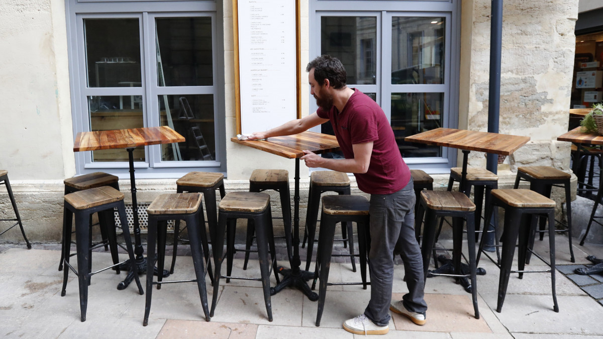 Újranyitásra készülődnek egy étterem teraszán Montpellierben 2021. május 18-án. Franciaországban a vendéglátóhelyek teraszainak és a kulturális intézményeknek a megnyitásával május 19-től megkezdődik a koronavírus-járvány miatt elrendelt korlátozások fokozatos feloldása.