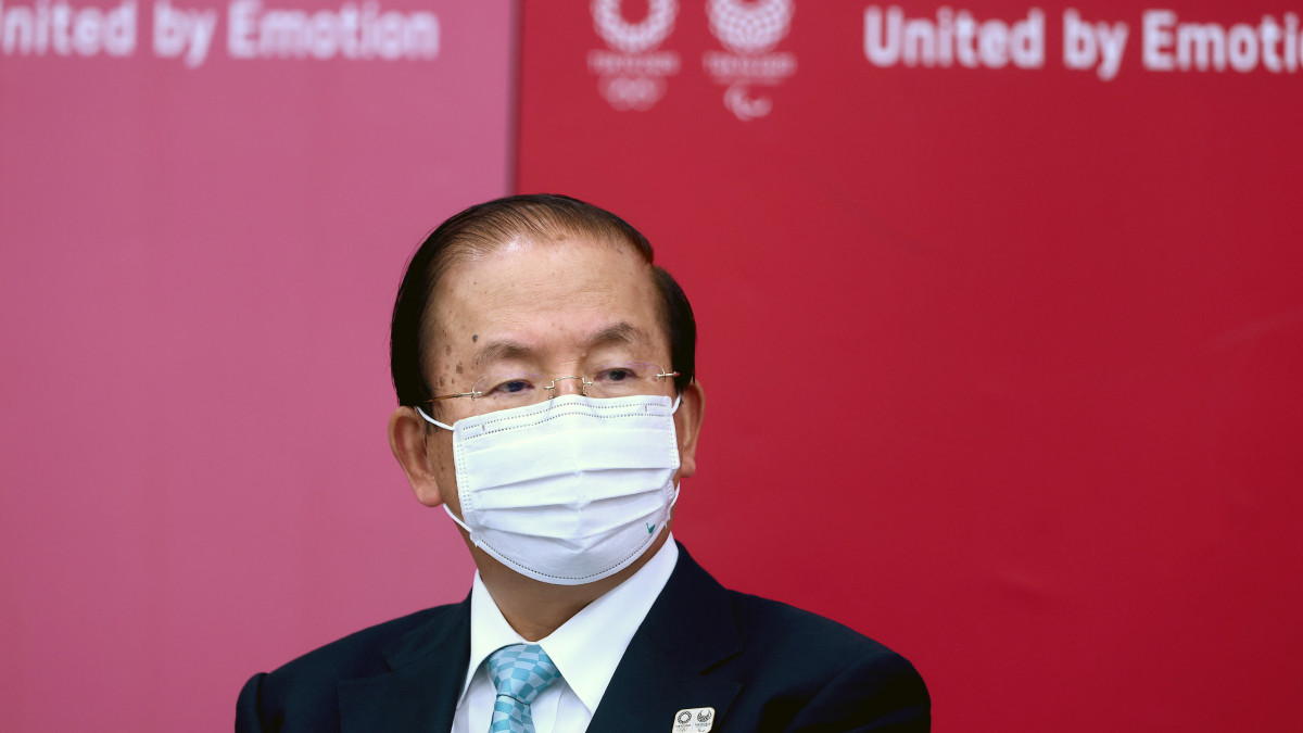 Muto Tosiro, a 2020-as tokiói nyári olimpiát és paralimpiát előkészítő bizottság vezérigazgatója sajtóértekezleten vesz részt a Nemzetközi Olimpiai Bizottsággal történt egyeztetés után Tokióban 2021. július 8-án. A japán kormány a koronavírus-járvány és az emelkedő esetszámok miatt július 12-étől augusztus 22-éig rendkívüli állapotot hirdetett a fővárosban. A koronavírus-járvány miatt 2020-ról 2021-re halasztott ötkarikás játékokat július 23. és augusztus 8. között rendezik nézők nélkül, zárt kapuk mögött.
