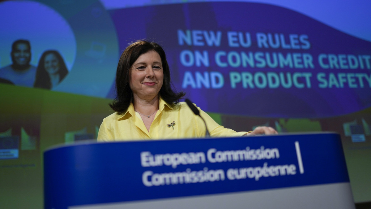 Vera Jourová, az Európai Bizottság értékek és átláthatóság ügyében illetékes alelnöke a bizottság hetenkénti ülése után tartott brüsszeli sajtóértekezleten 2021. június 30-án.