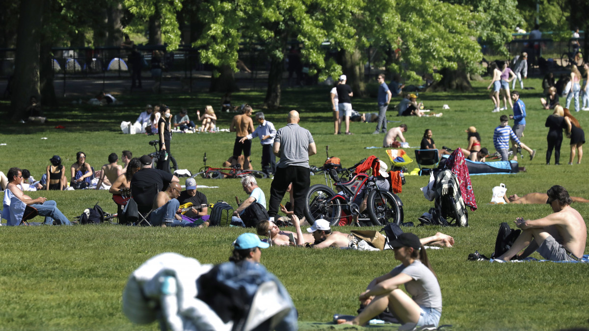 A New York-i Central Parkban élvezik emberek a tavaszi napsütést 2021. május 14-én, a koronavírus-járvány idején.