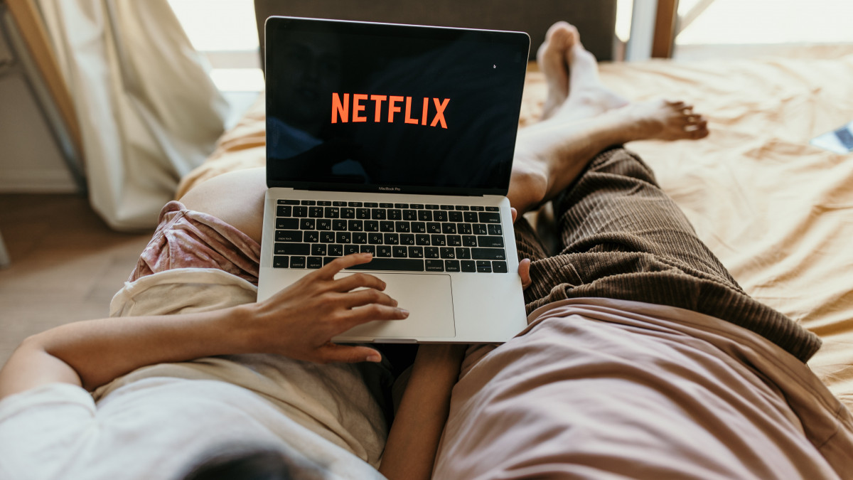Reklámokat és elbocsátást is bejelentett a Netflix