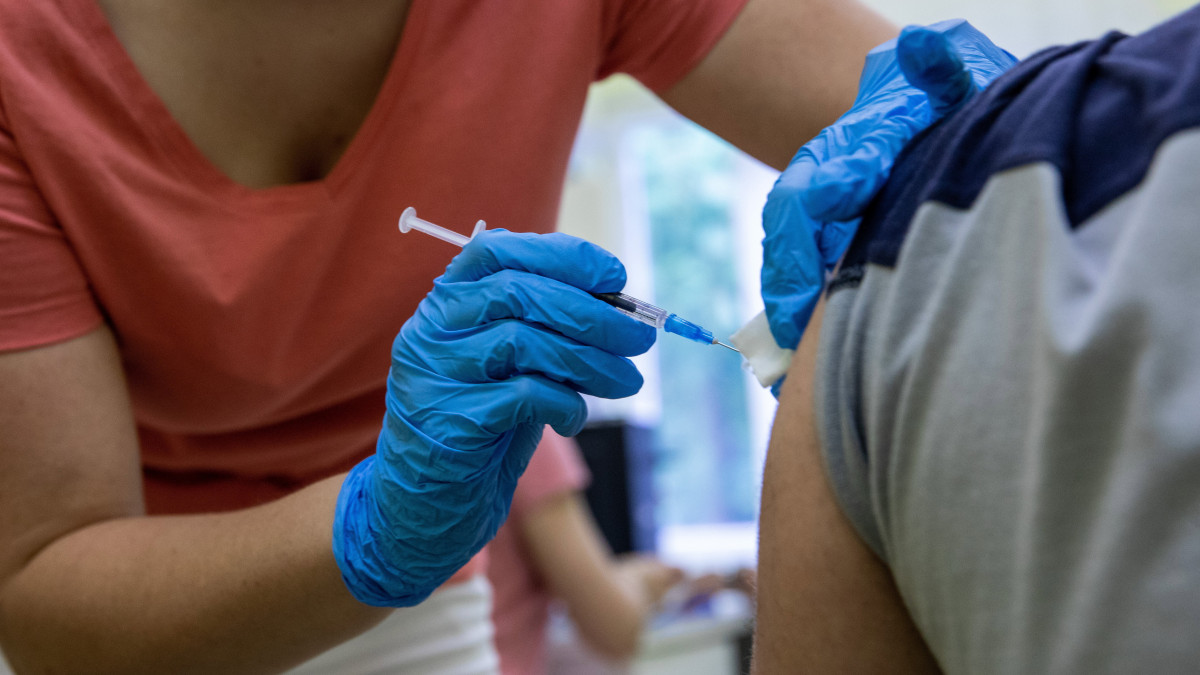 Somogyi Nóra asszisztens beolt egy férfit a német-amerikai fejlesztésű Pfizer-BioNTech koronavírus elleni oltóanyag, a Comirnaty-vakcina első adagjával a békéscsabai Réthy Pál kórházban 2021. július 20-án.