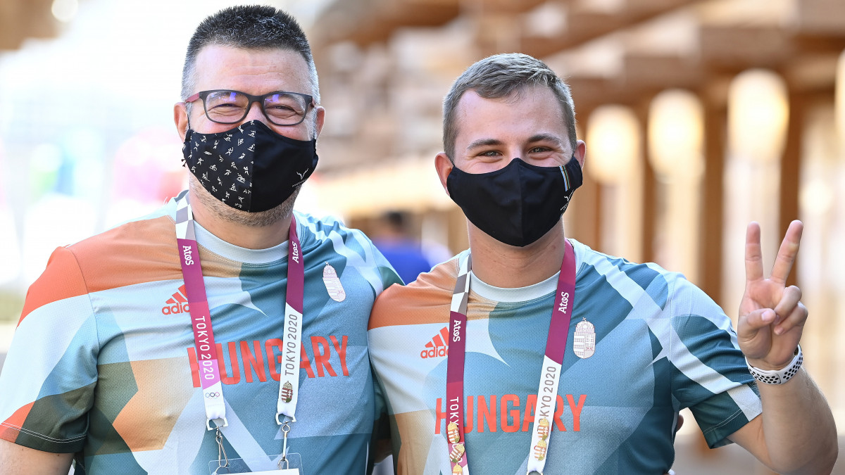 Az első versenynapon szereplő Balogh Mátyás íjász (j) és és edzője, Wenger Attila a tokiói olimpiai faluban 2021. július 17-én. A világméretű koronavírus-járvány miatt 2021-re halasztott 2020-as tokiói nyári olimpia július 23-án kezdődik.