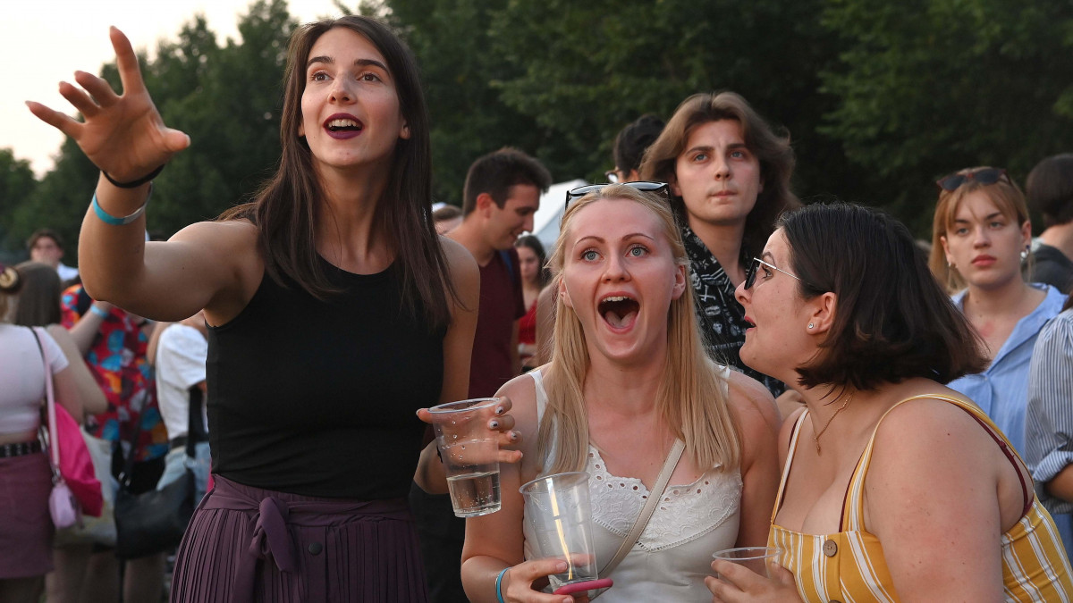 Fiatalok a sikeres felvételit ünneplik a Pont Ott Parti - felvételi eredményváró rendezvényen Budapesten, az ELTE Lágymányosi Campusán 2021. július 22-én.