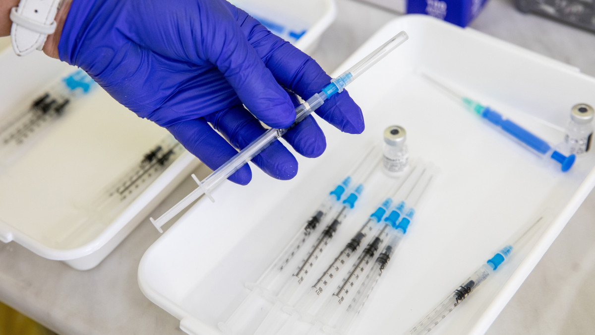 A német-amerikai fejlesztésű Pfizer-BioNTech koronavírus elleni oltóanyaggal, a Comirnaty-vakcinával töltött fecskendők a békéscsabai Réthy Pál kórház oltópontján 2021. július 13-án.