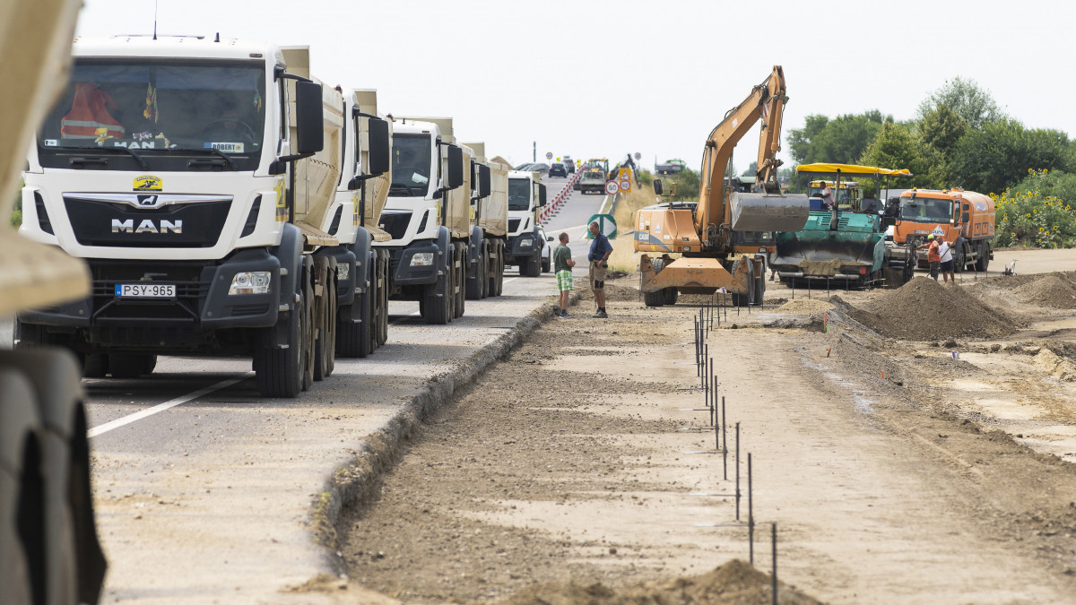 Teherautók és munkagépek az M35 autópálya és a 354. számú főút átépítés alatt álló csomópontjánál Debrecen határában 2021. július 23-án. Ezen a napon sajtótájékoztatót tartottak az M35 autópálya Debrecen-Józsa és a 354. számú főút csomópontjának építése kapcsán. Az elmúlt három évben két nagy ipari terület létesült Debrecenben, és ha a mostani két csomópont jövő nyárra elkészül, akkor a város mind a négy ipari övezete gyorsforgalmi kapcsolattal fog rendelkezni. A két csomópont kialakítása 8,7 milliárd forintba kerül.