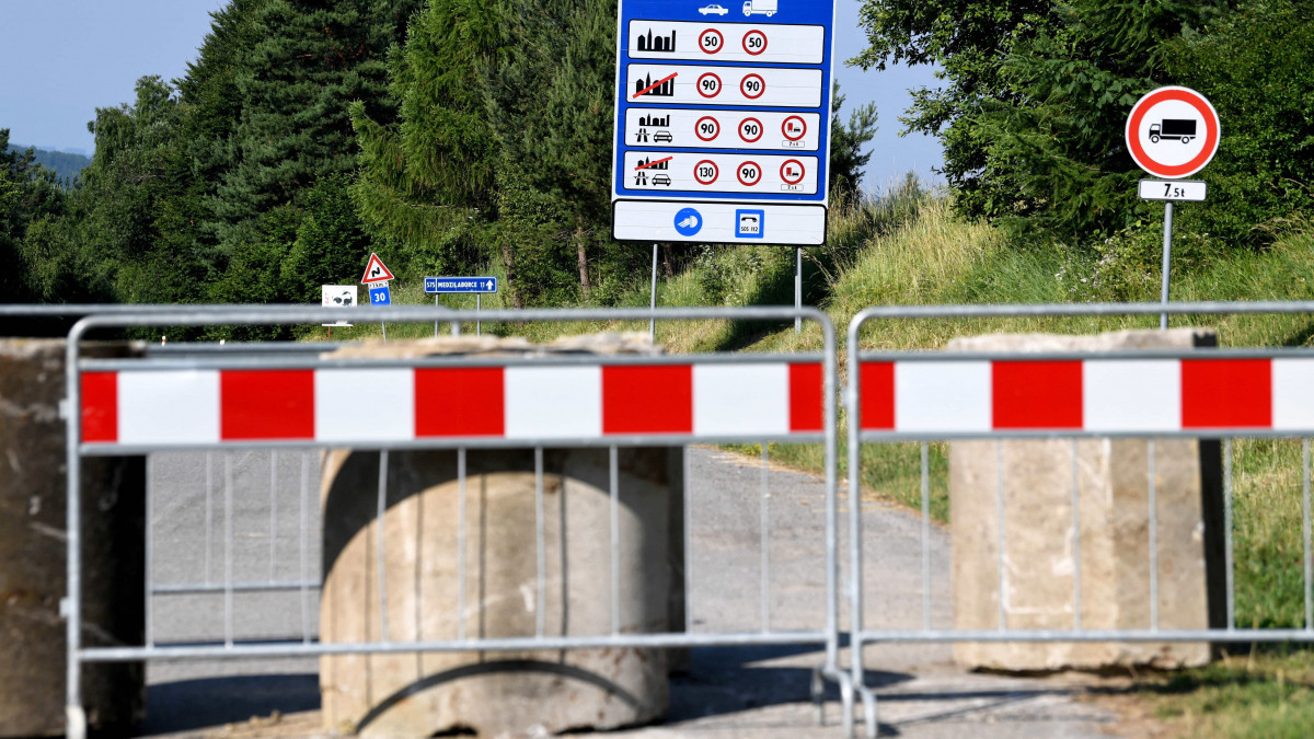 Kerítéssel zárták le a lengyelországi Radoszyce és szlovákiai Palota közötti határátkelőt 2021. július 6-án. Miután Szlovákiában elkezdett nőni a koronavírus delta variánsával megfertőződött emberek száma, a lengyel hatóságok lezártak több kisebb határátkelőt.