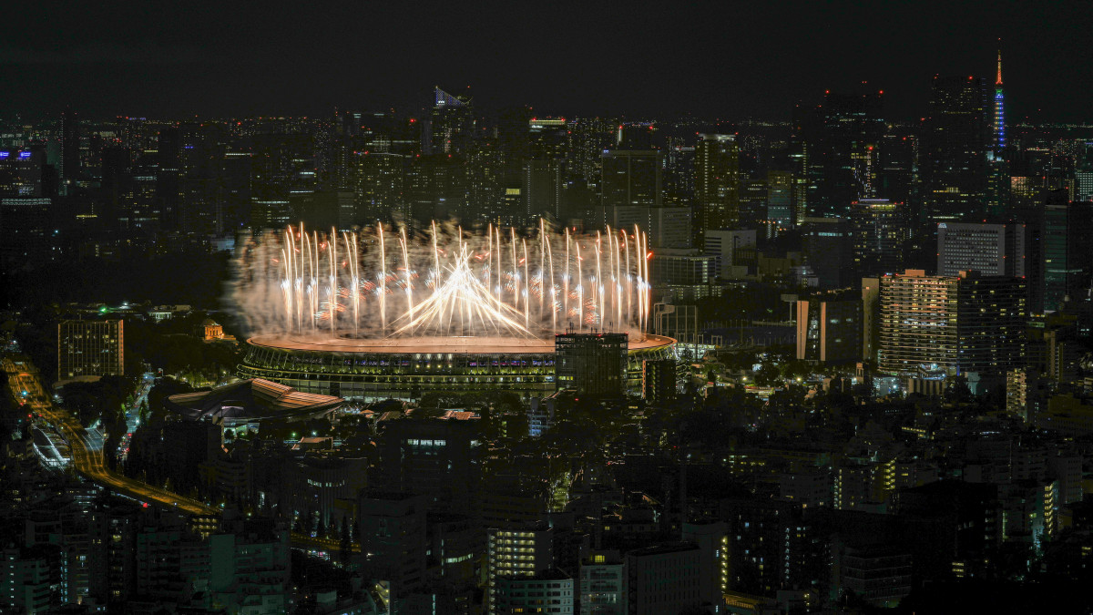 Tűzijáték világítja meg a tokiói Olimpiai Stadiont a világméretű koronavírus-járvány miatt elhalasztott 2020-as tokiói nyári olimpia megnyitóünnepségén 2021. július 23-án.