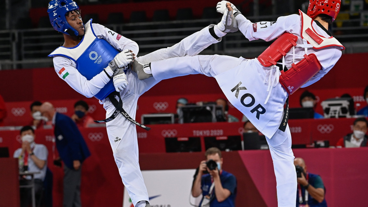 A magyar Salim Omar (kékben) és a későbbi győztes dél-koreai Jang Jun küzd a férfi tekvondósok 58 kilogrammos kategóriájának bronzmérkőzésén a világméretű koronavírus-járvány miatt elhalasztott 2020-as tokiói nyári olimpián a Makuhari Rendezvényközpontban 2021. július 24-én.