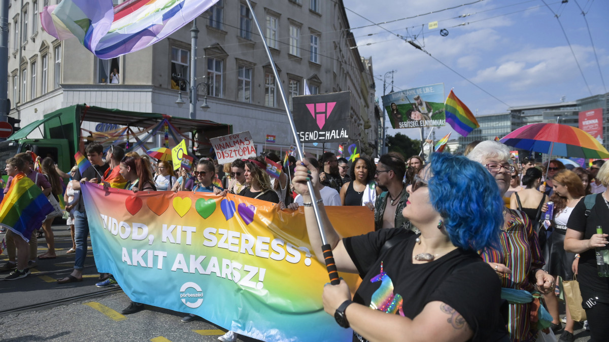 A 26. Budapest Pride résztvevői vonulnak a Vámház körúton 2021. július 24-én.