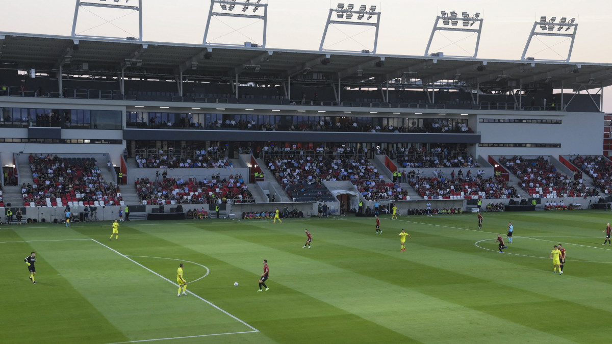 A Budapest Honvéd és a spanyol Villarreal B labdarúgócsapatának avatómérkőzése az új Bozsik Aréna stadionanvatóján Budapesten 2021. július 24-én.