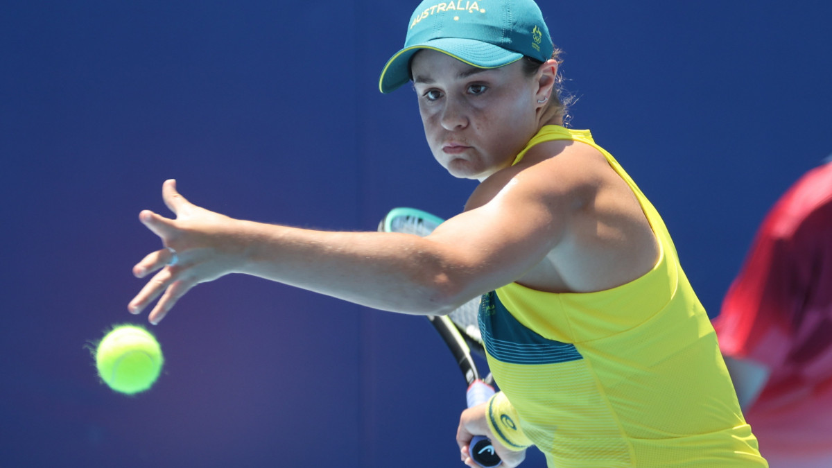 Az ausztrál Ashleigh Barty a spanyol Sara Sorribes Tormo ellen játszik a világméretű koronavírus-járvány miatt 2021-re halasztott 2020-as tokiói nyári olimpia teniszbajnoksága női egyesének első fordulójában a Ariake Teniszparkban 2021. július 25-én.