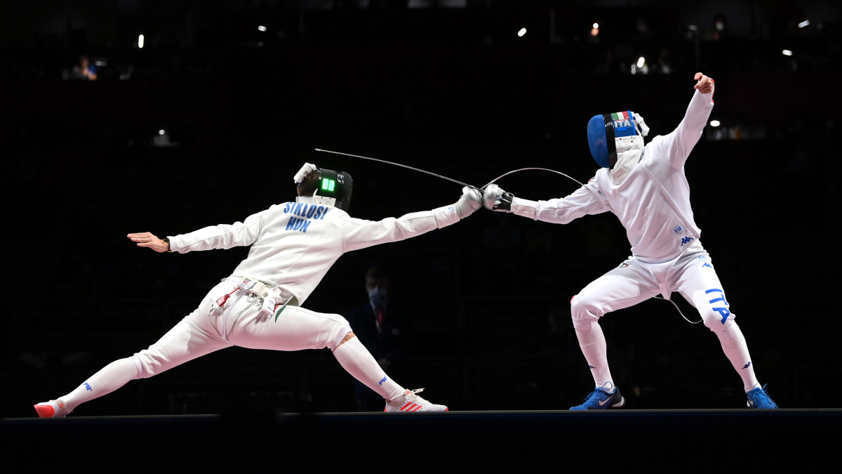CHIBA, JAPAN - JULY 25: Gergely Siklosi of Team Hungary (L) competes against Andrea Santarelli of Team Italy (R) in the Mens ĂpĂŠe Individual Fencing semifinal 1 on day two of the Tokyo 2020 Olympic Games at Makuhari Messe Hall on July 25, 2021 in Chiba, Japan. (Photo by Matthias Hangst/Getty Images,)
