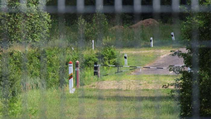 Litvánia kifogyott a pengésdrótból, megakadt a határkerítés építése