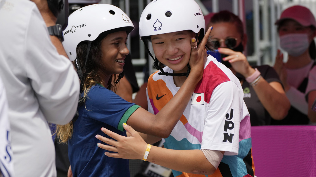 A győztes japán Nisija Momidzsi (j) és az ezüstérmes brazil Rayssa Leal a világméretű koronavírus-járvány miatt 2021-re halasztott 2020-as tokiói nyári olimpia női gördeszkaversenyének döntőjében az Ariake Városi Sportparkban 2021. július 26-án.