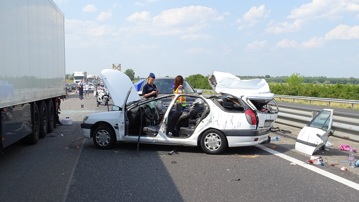 Rendőrök helyszínelnek az M5-ös autópályán Kiskunfélegyházánál 2021. július 24-én, a sztráda Szeged felé vezető oldalán, ahol két gépjármű ütközött össze. A 107-es kilométernél történt balesetben két ember a helyszínen meghalt.