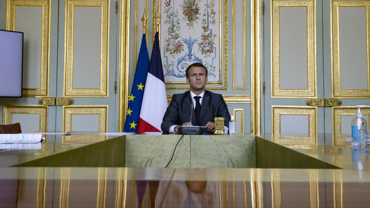 Emmanuel Macron francia elnök részt vesz az amerikai kezdeményezésű, videokapcsolaton keresztül zajló nemzetközi klímavédelmi csúcstalálkozón a párizsi Elysée-palotában 2021. április 22-én.