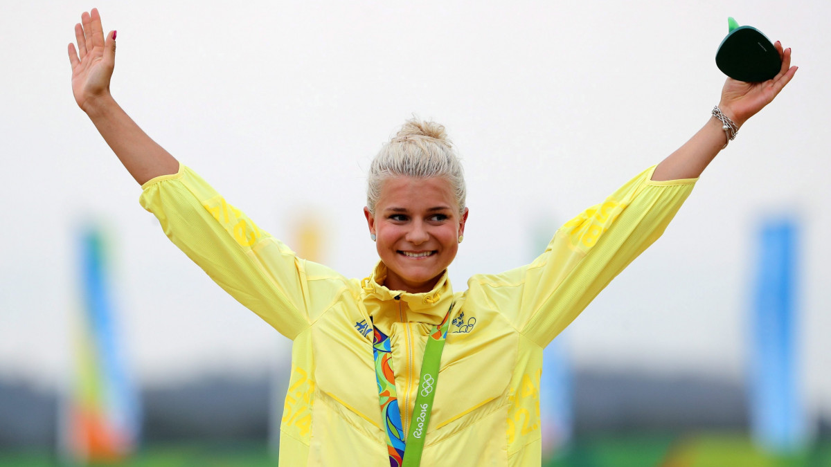 Az aranyérmes svéd Jenny Rissveds a Rio de Janeiró-i nyári olimpia női hegyikerékpárversenyének eredményhirdetésén a Hegyikerékpár Központban 2016. augusztus 20-án.
