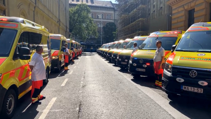 Több mint 60 újabb járművet kapnak a mentők