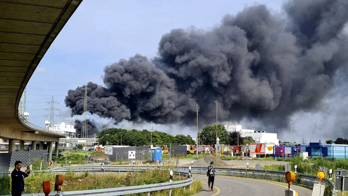Fekete füstfelhő száll fel a Chempark nevű ipari park területéről a németországi Leverkusenben 2021. július 27-én. A robbanás oka ismeretlen, a lakosokat arra kérték, hogy maradjanak otthon és zárják be az ajtókat és az ablakokat.