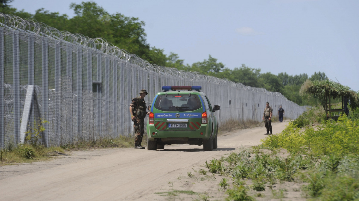 Járőröző rendőrautó és katonák a magyar-szerb határon, Ásotthalom térségében 2016. július 5-én. Mélységi határőrizetet vezettek be a magyar hatóságok a szerb és a horvát határ mentén: azokat a migránsokat, akiket a határtól számított nyolc kilométeres távolságon belül elfognak, visszakísérik a kerítésen található kapukig, és útbaigazítják a legközelebbi tranzitzóna felé.
